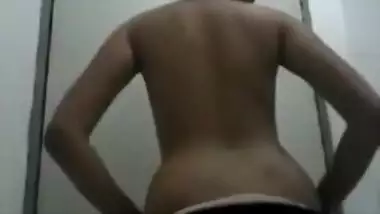 CUTE INDIAN BHABHI STRIPING OFF