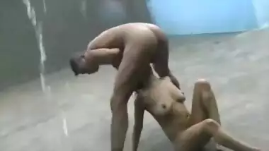 Naughty chachi ko apne baap ke saath sex karte pakda