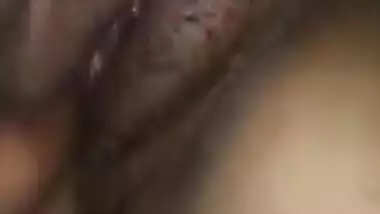 Desi bhabi fingering pussy