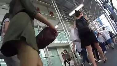 Petite indienne promene son gros cul